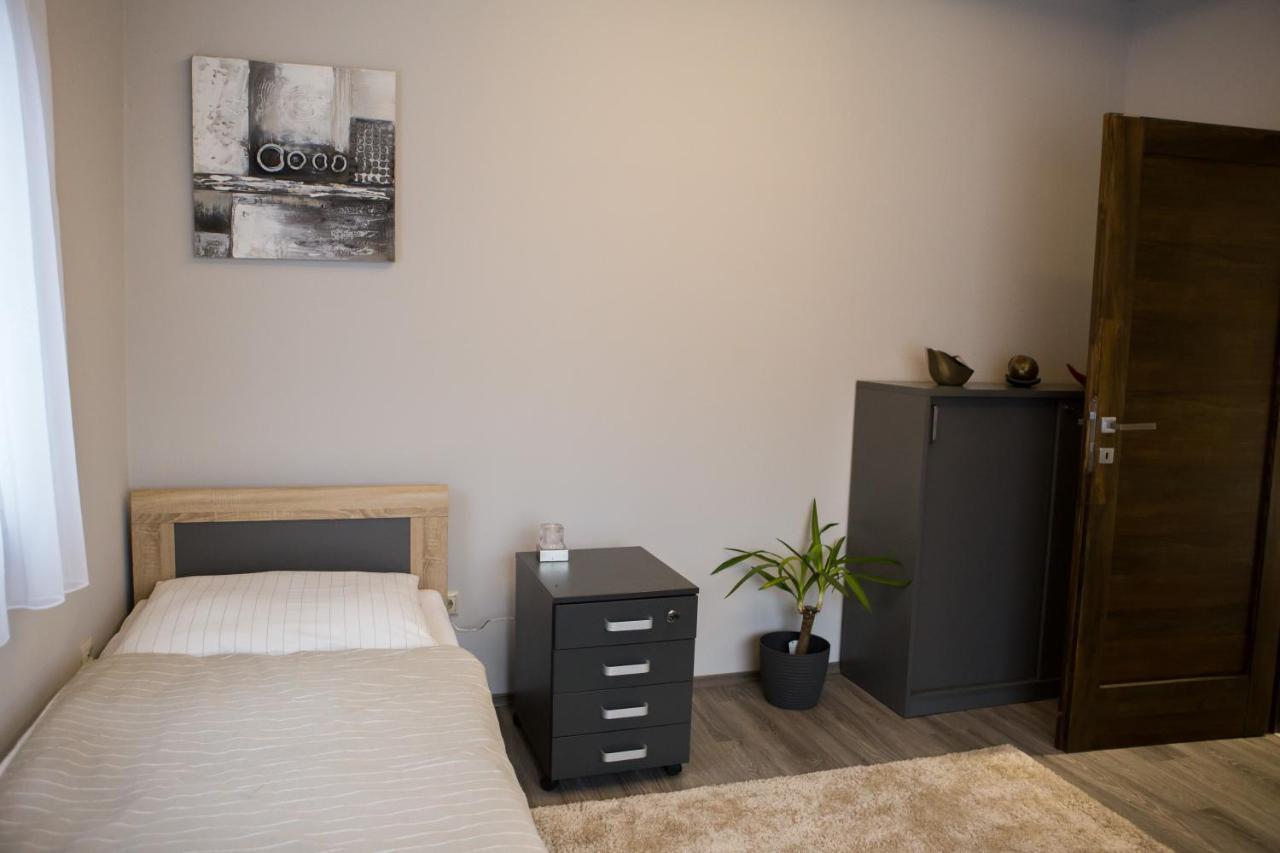 Апартаменти Kikelet Apartman Сомбатгей Екстер'єр фото